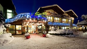 A hotel with a sign reading "Sporthotel Wilder Kais." - Sporthotel Wilder Kaiser (Oberaudorf)