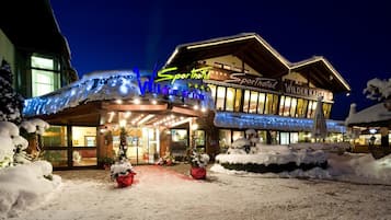 Majoituspaikan julkisivu illalla/yöllä