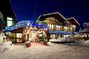 A hotel with a sign reading "Sporthotel Wilder Kais." - Sporthotel Wilder Kaiser (Oberaudorf)