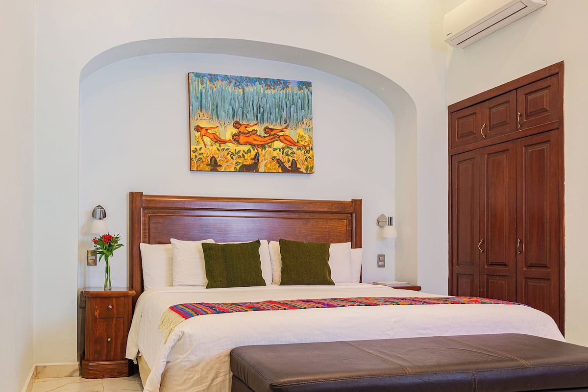 Standard Room, 1 King Bed | 1 bedroom, pillowtop beds, in-room safe, soundproofing