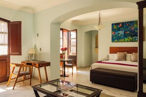 Suite | Pillowtop beds, in-room safe, soundproofing, iron/ironing board