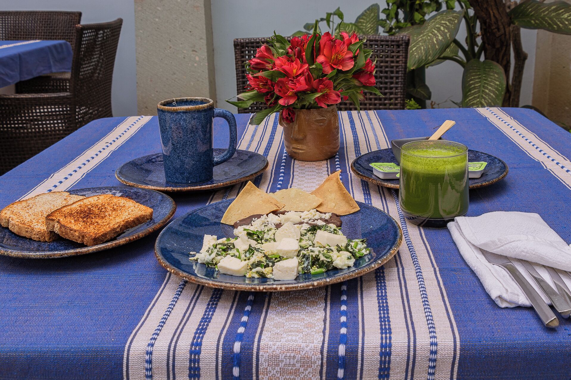 daily cooked-to-order breakfast (mxn 280 per person)