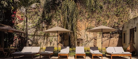 Piscine extérieure, chaises longues