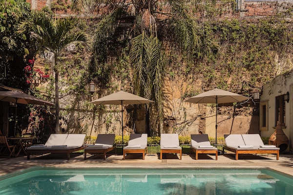 Ulkouima-allas avoinna 9.00–21.00, aurinkotuoleja