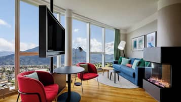 Suíte, 1 quarto, vista para a montanha | Área de estar | TV de tela plana, filmes pagos