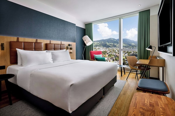 Habitación empresarial, 1 cama Queen size | Ropa de cama hipoalergénica y caja de seguridad en la habitación