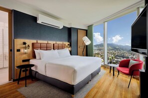 Suite, 1 habitación, vista a la montaña | Ropa de cama hipoalergénica y caja de seguridad en la habitación