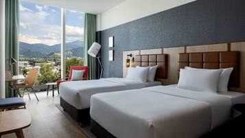 Quarto empresarial, 2 camas de solteiro | Roupas de cama antialérgicas, cofres nos quartos, escrivaninha