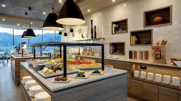 Colazione a buffet, servita tutte le mattine (25 EUR a persona) 