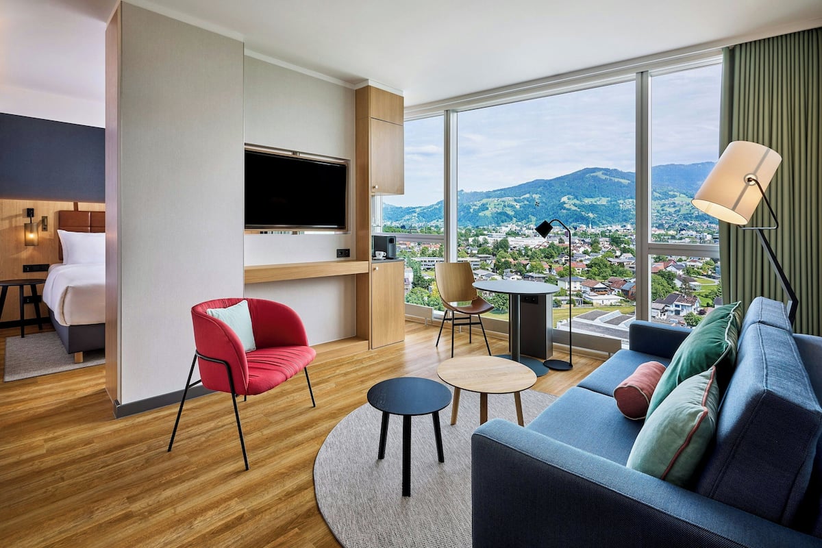 Flat-screen TV, pay films