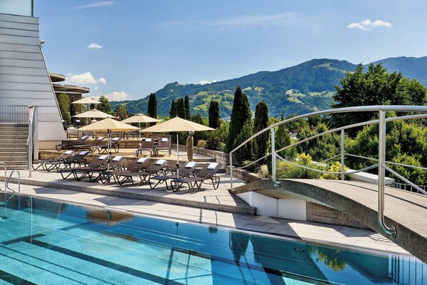 Una piscina techada, una piscina al aire libre