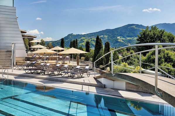 Una piscina techada, una piscina al aire libre
