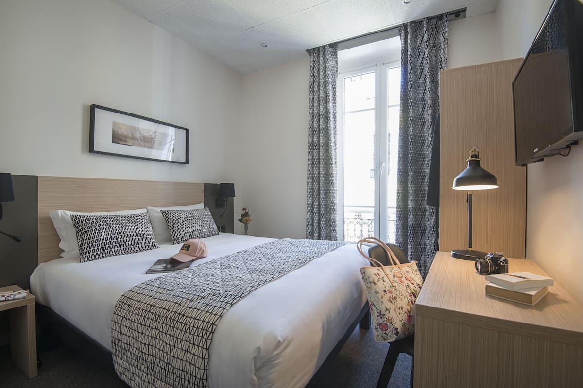 Bäddmadrasser, minibar, värdeförvaringsskåp på rummet och skrivbord