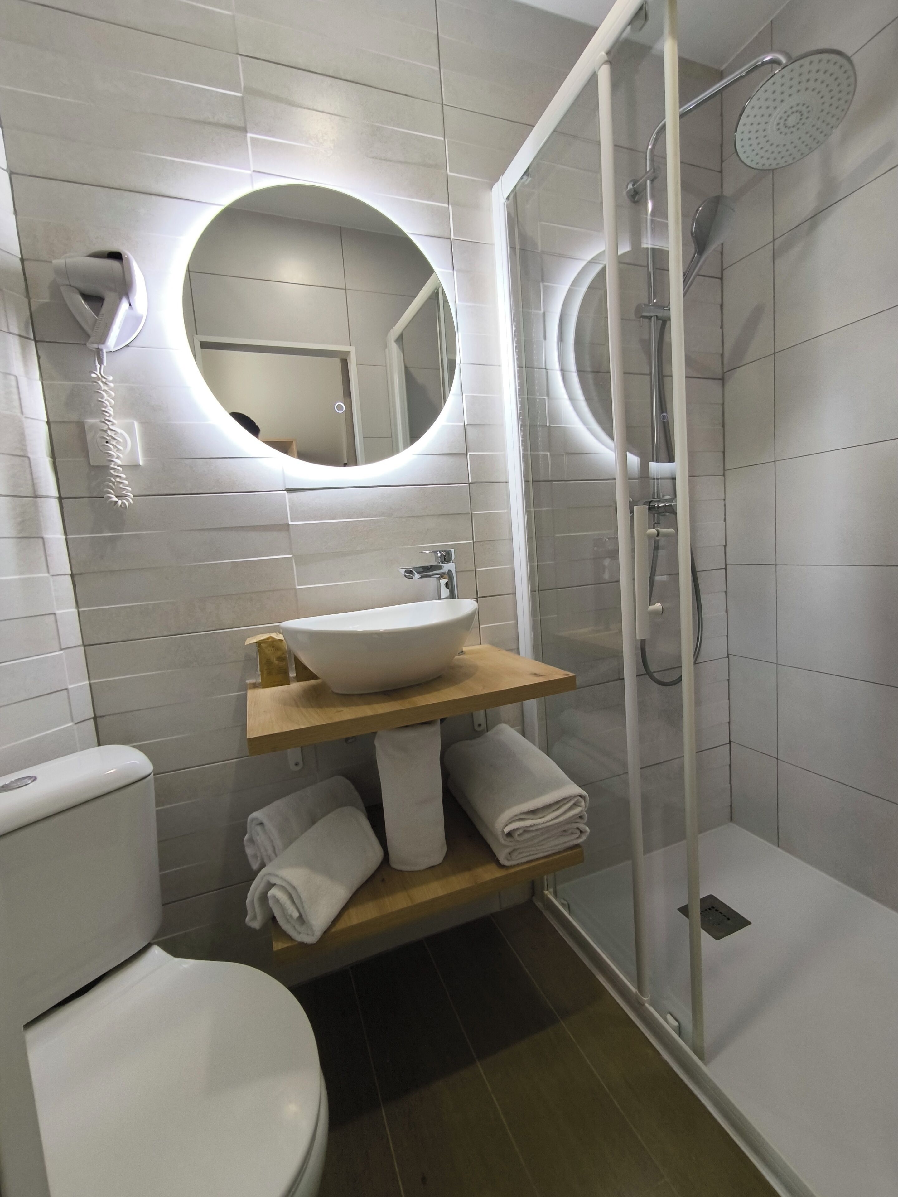 shower, free toiletries, hair dryer, towels