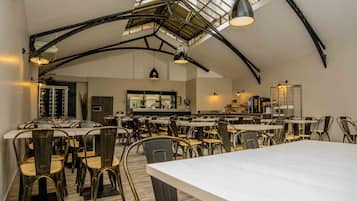 Dagelijks continentaal ontbijt (EUR 12 per persoon)