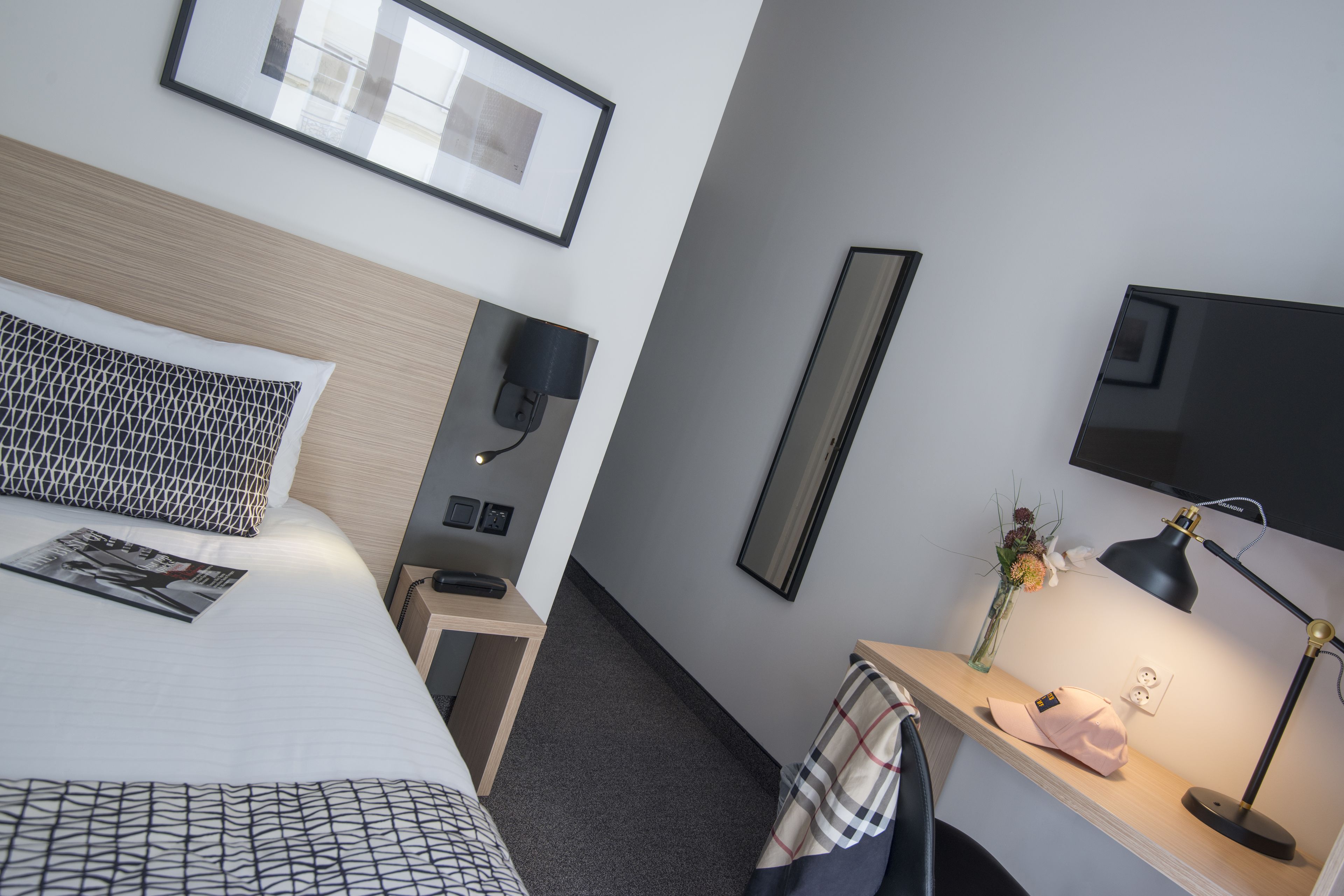 single room | pillow-top beds, minibar, in-room safe, desk