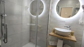 Douche, articles de toilette gratuits, sèche-cheveux