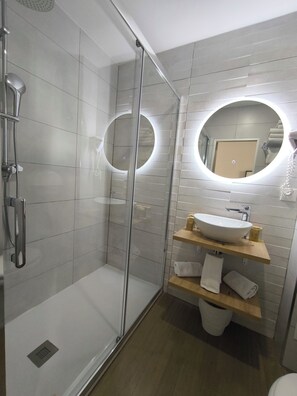 Douche, articles de toilette (gratuits), séchoir à cheveux