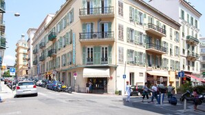 Ein Eckgebäude mit einem Hotel namens "Hotel S. Gothard" im Erdgeschoss.