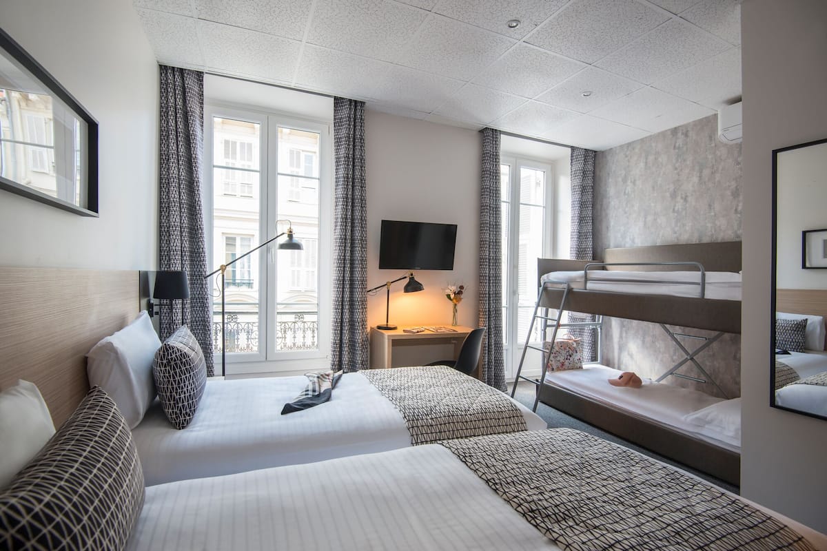 Bäddmadrasser, minibar, värdeförvaringsskåp på rummet och skrivbord