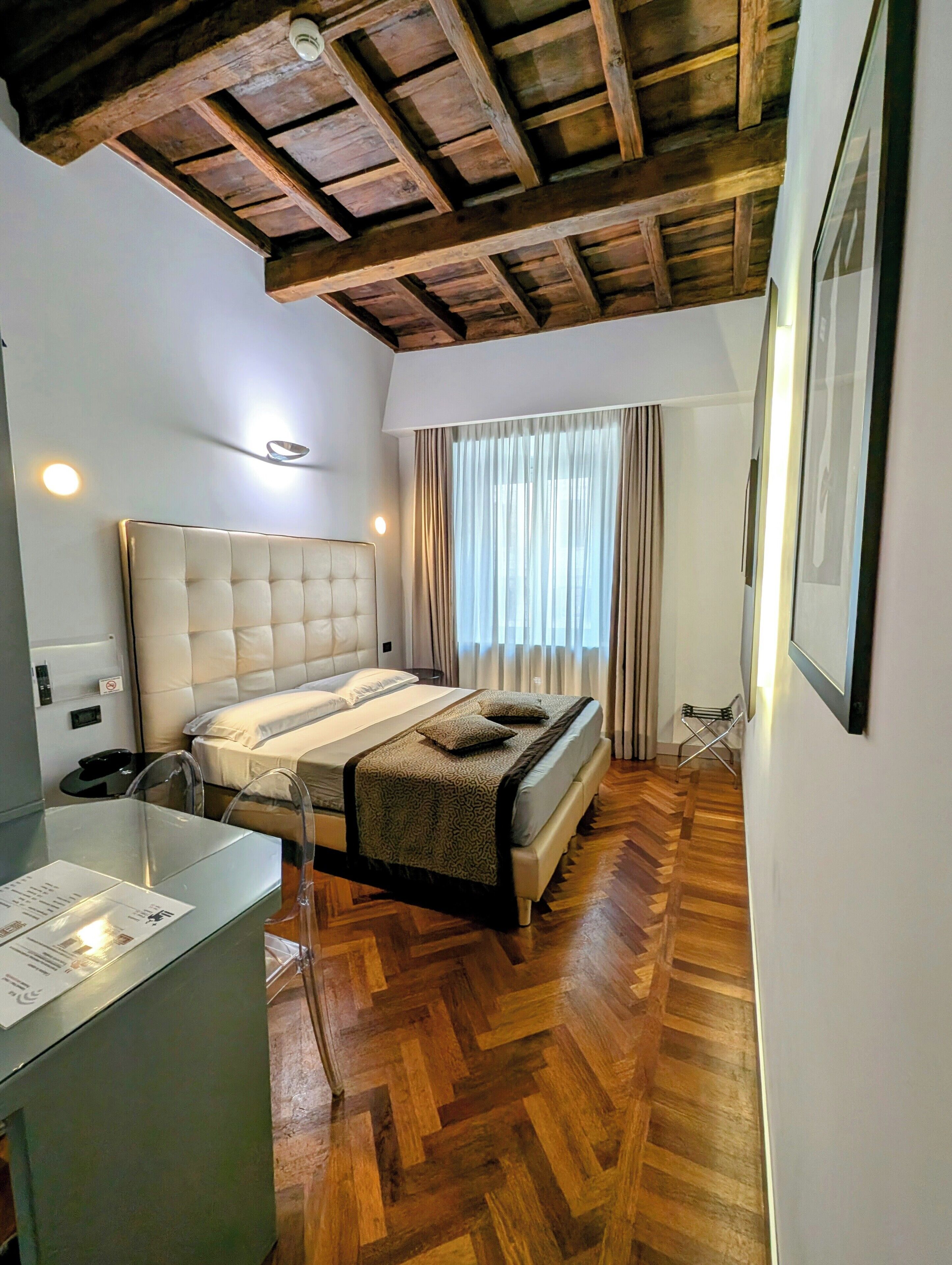 Dobbeltrom | Minibar, safe på rommet, skrivebord og blendingsgardiner