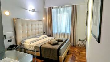 Habitación doble | Minibar, caja de seguridad en la habitación y escritorio