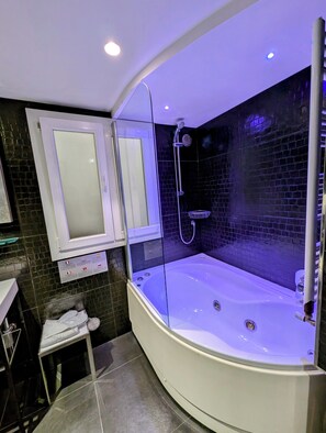 Chambre double ou avec lits jumeaux, baignoire à remous | Salle de bain | Articles de toilette (gratuits), séchoir à cheveux, pantoufles, bidet