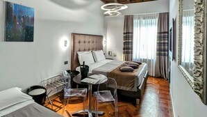 A hotel room with a wooden ceiling, a bed, a desk, and a chair. - Relais Forus Inn (Rome)