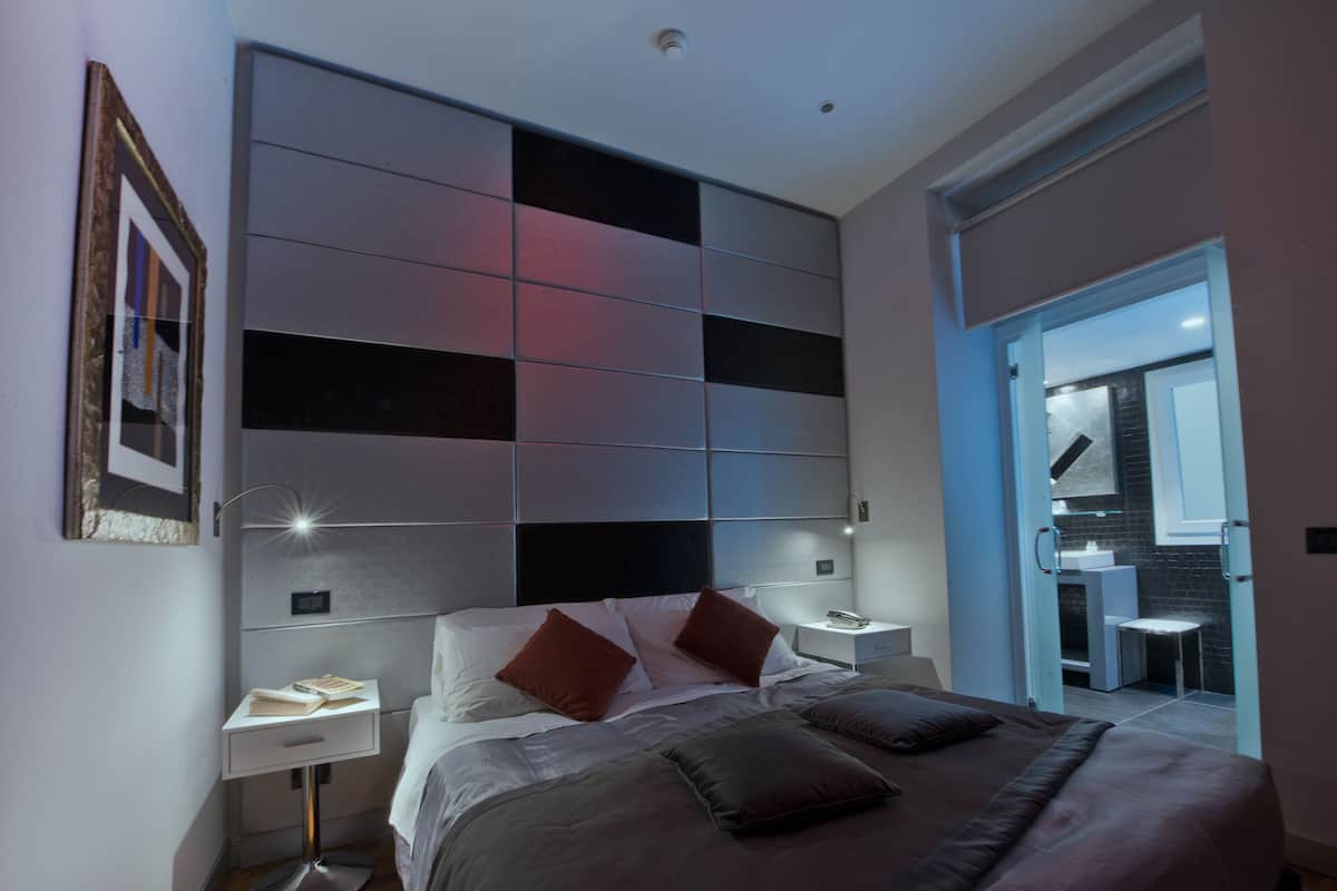Double or Twin Room, Hot Tub | Minibar, in-room safe, desk, blackout drapes