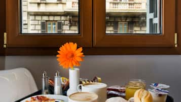 Desayuno continental (EUR 7.5 por persona)