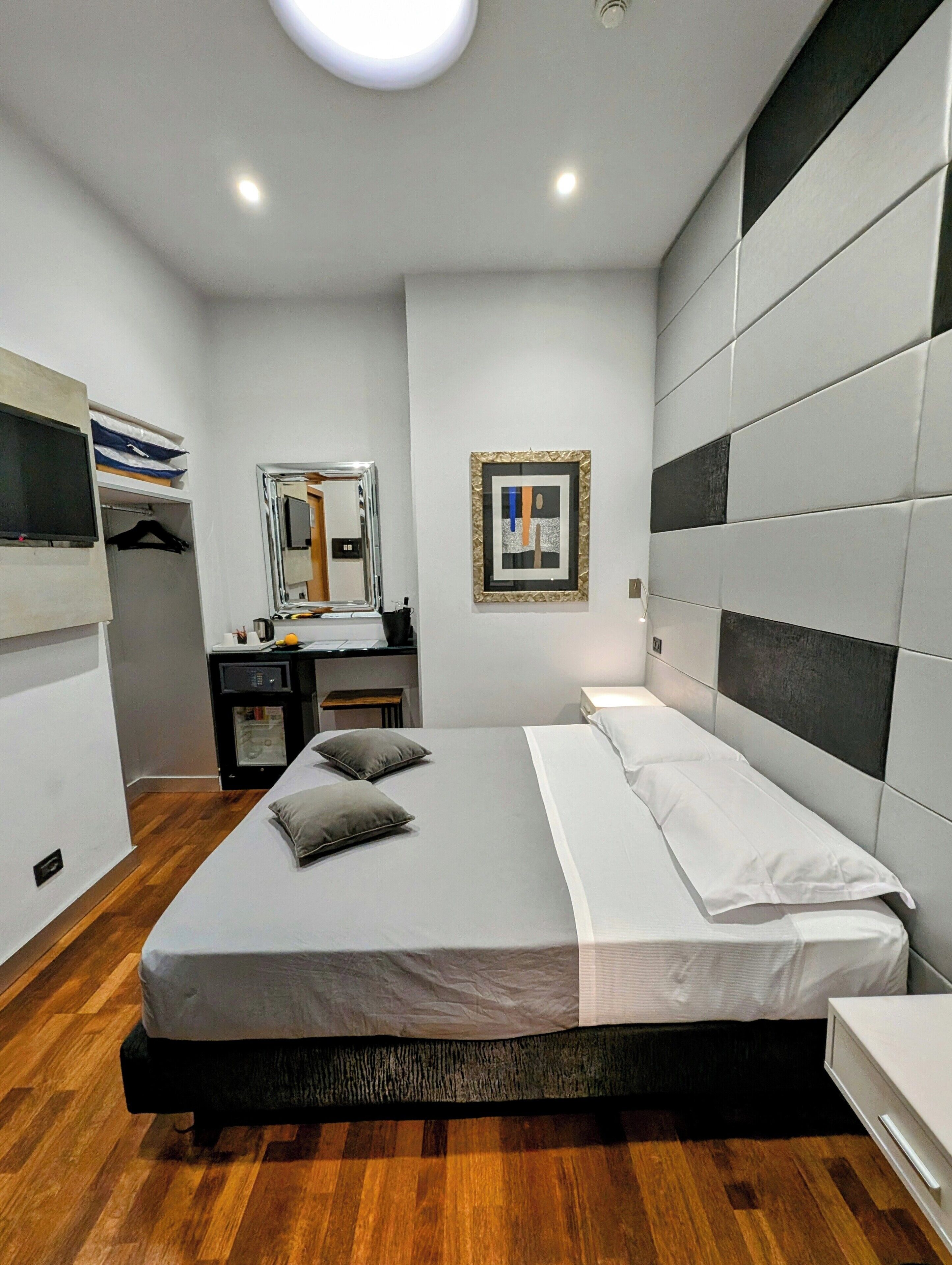 双人房或双床房, 热水浴缸 | 迷你吧、客房内保险箱、办公桌、遮光窗帘