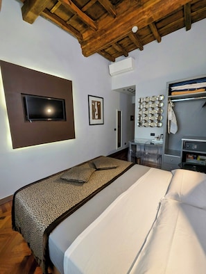 Double Room | Minibar, in-room safe, desk, blackout drapes