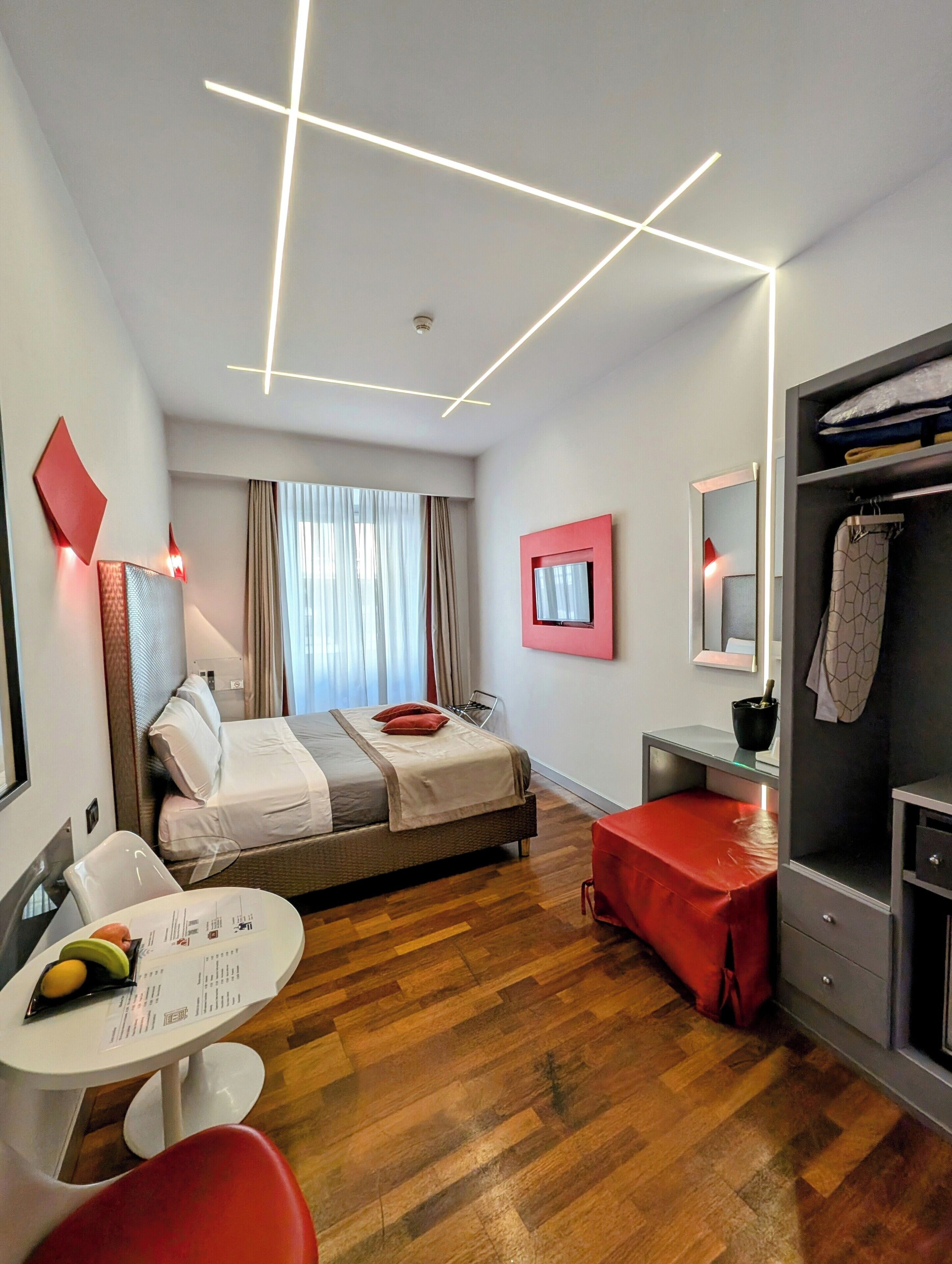 双人房 | 迷你吧、客房内保险箱、办公桌、遮光窗帘