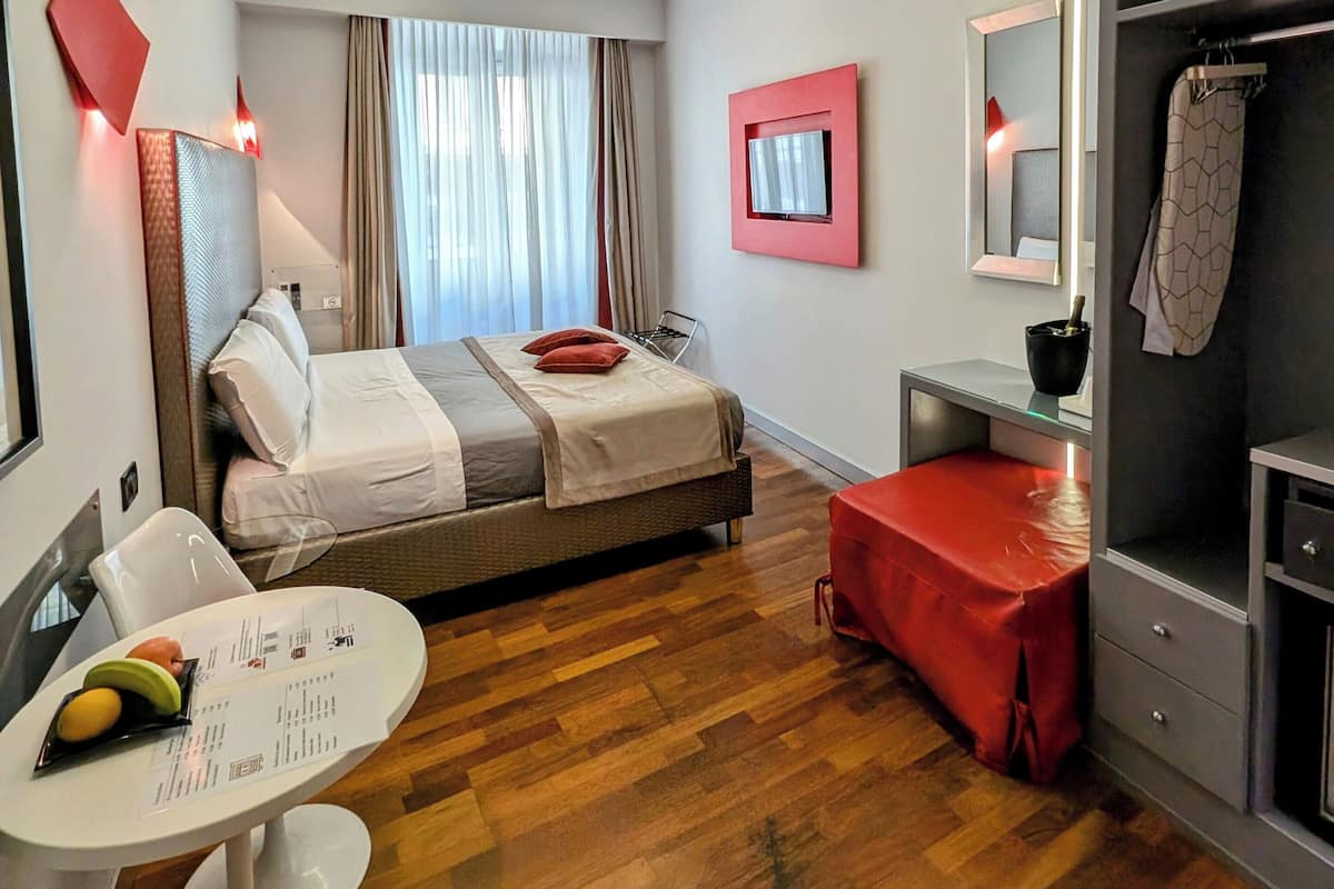 Double Room | Minibar, in-room safe, desk, blackout drapes