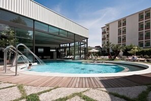 Indoor pool, outdoor pool, open 9 AM to 11 PM, pool umbrellas - Hotel Terme Igea Suisse (Abano Terme)