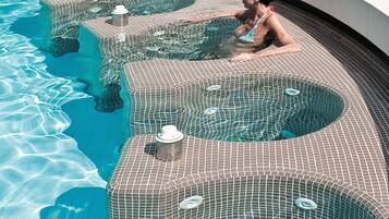 Tina de hidromasaje al aire libre