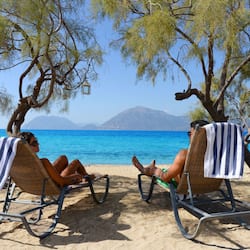 Sulla spiaggia, teli da spiaggia, un bar sulla spiaggia