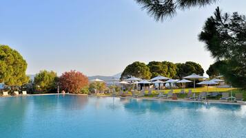 Piscine extérieure (ouverte en saison), parasols de plage