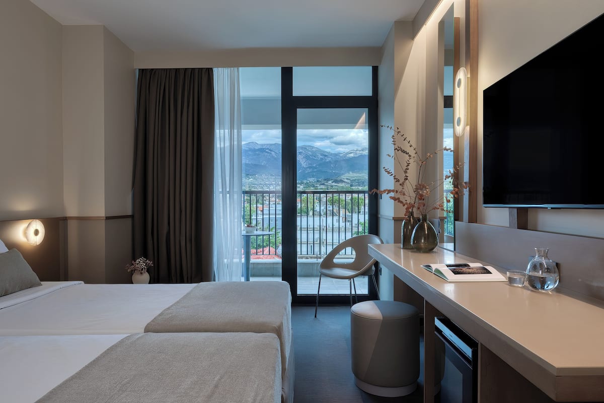 Standard-Doppelzimmer, Bergblick | Minibar, Zimmersafe, Schreibtisch, schallisolierte Zimmer