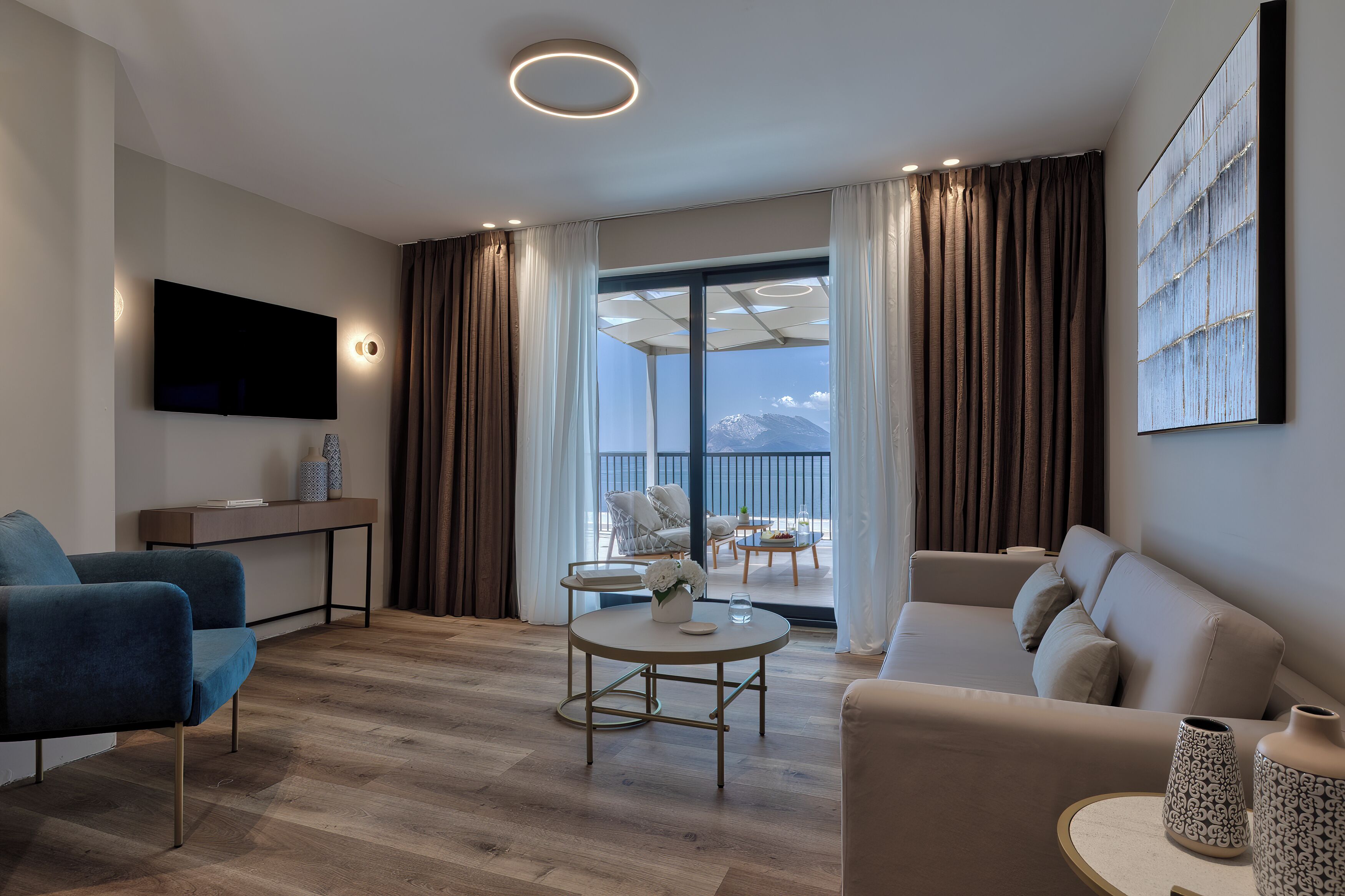 Suite | Wohnbereich | 32-Zoll-Flachbildfernseher mit Satellitenempfang, Fernseher
