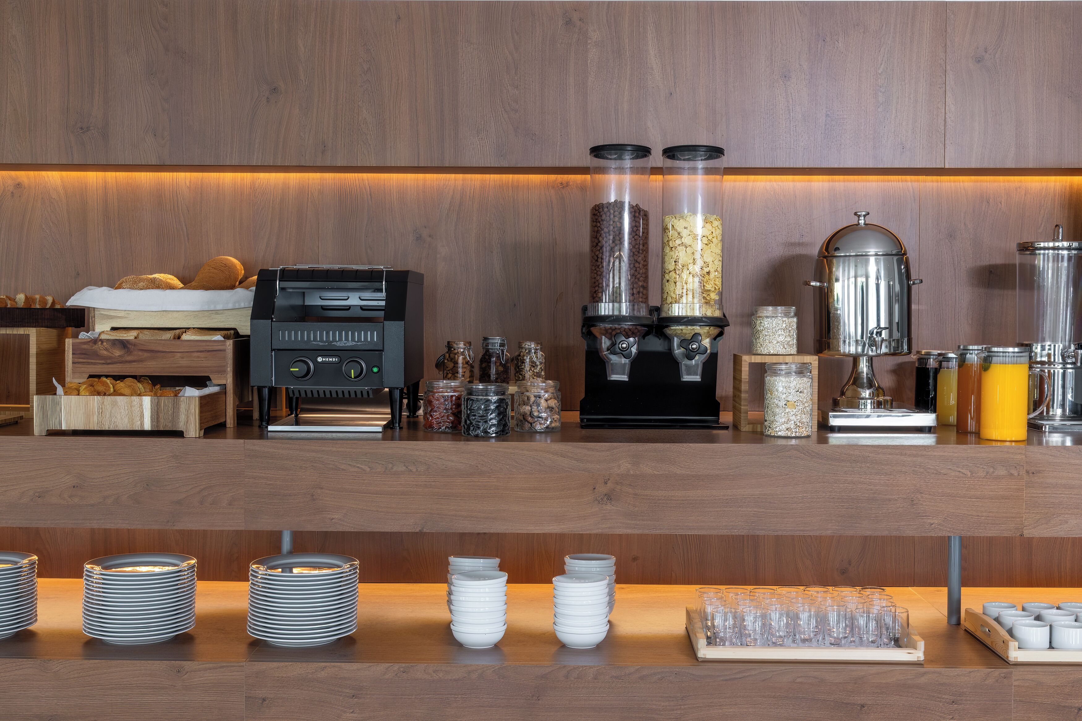 Free daily buffet breakfast 