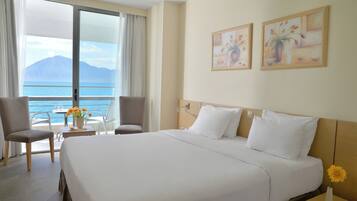Superior Room, Sea View | Minibar, in-room safe, desk, soundproofing