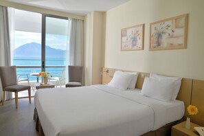 Rom – superior, sjøutsikt | Minibar, safe på rommet, skrivebord og lydisolert