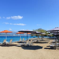 Sulla spiaggia, teli da spiaggia, un bar sulla spiaggia