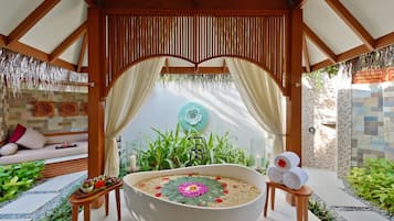 Couples treatment rooms, body treatments, aromatherapy, body wraps