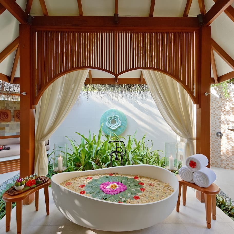 Couples treatment rooms, body treatments, aromatherapy, body wraps