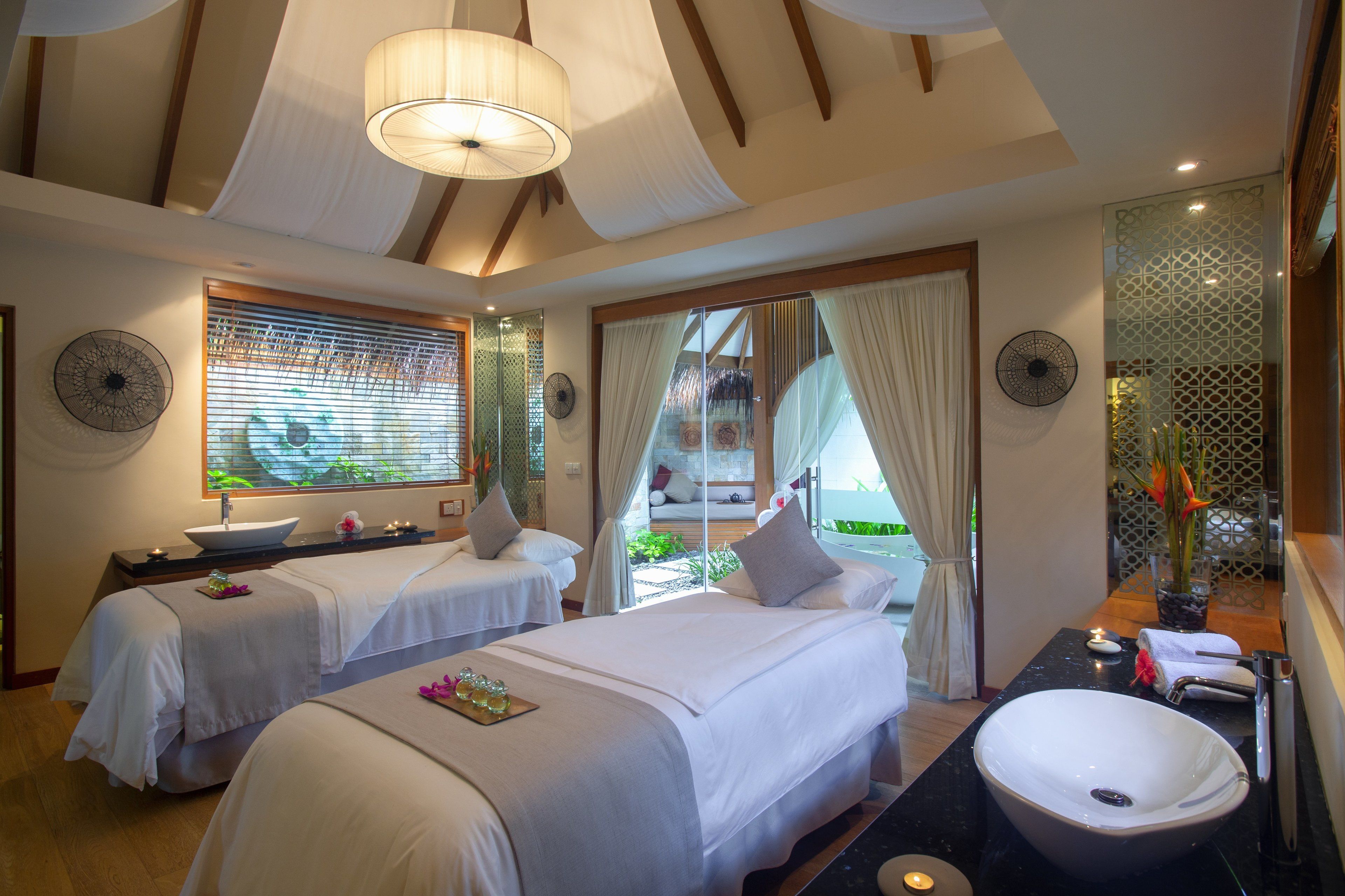 Couples treatment rooms, body treatments, aromatherapy, body wraps