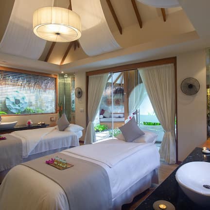 Couples treatment rooms, body treatments, aromatherapy, body wraps