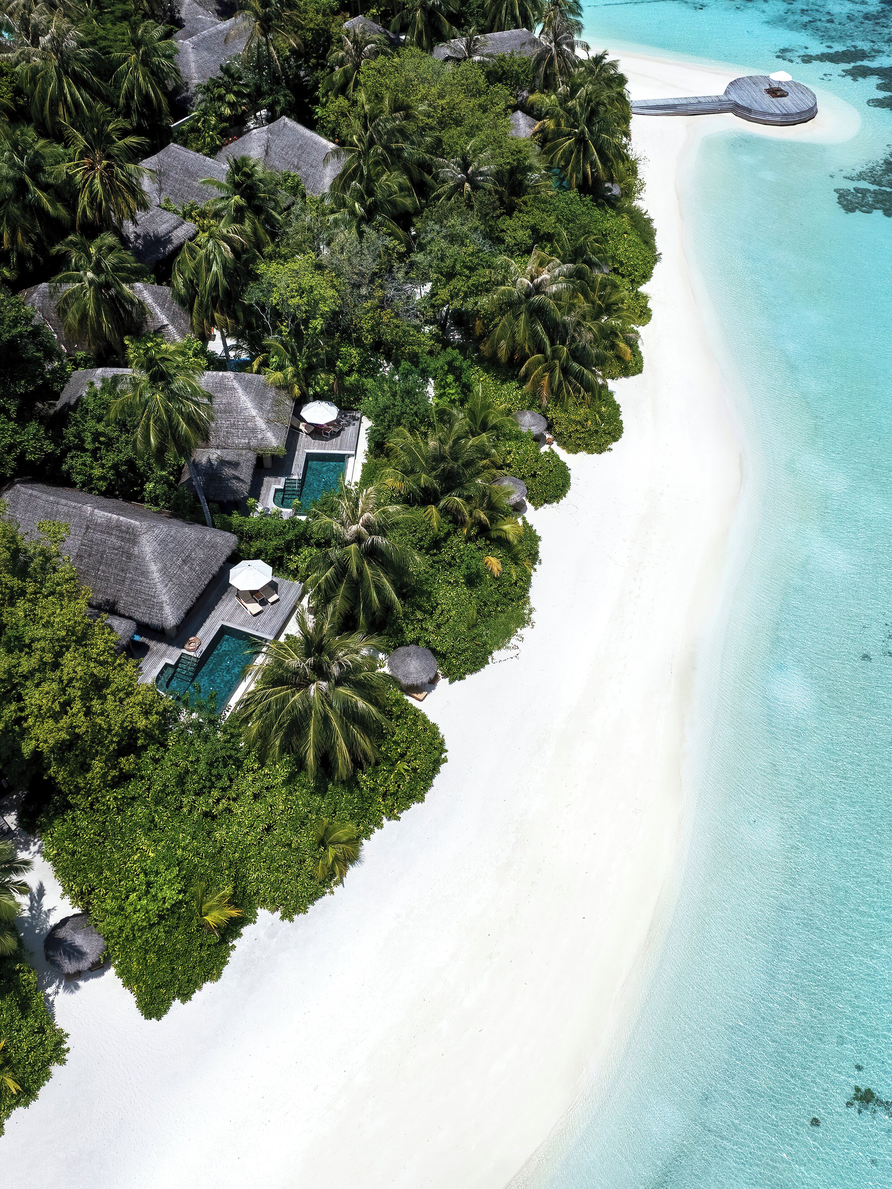 ビーチ、白砂、サンラウンジャー、ビーチパラソル