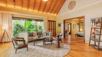 Baros Residence with Private Pool | Vardagsrum | 32-tums LCD-tv med satellitkanaler, tv och dvd-spelare